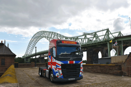 Suttons Tankers unveils commemorative livery in celebration of the Queen’s Platinum Jubilee. To mark this momentous occasion Union Jack livery is emblazoned across the front and sides of a new Volvo FH Globetrotter.